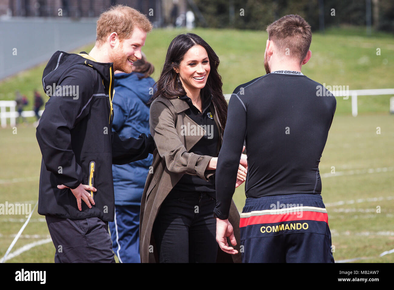 Bath, Royaume-Uni. 06 avril 2018. Le prince Harry introduit Meghan Markle à l'ancien Royal Marine Andy Grant qui a remporté deux médailles d'Invictus Games 2014 Le couple a été assistant à l'Invictus Games procès tenus à l'Université de Bath Crédit : David Betteridge/Alamy Live News Banque D'Images