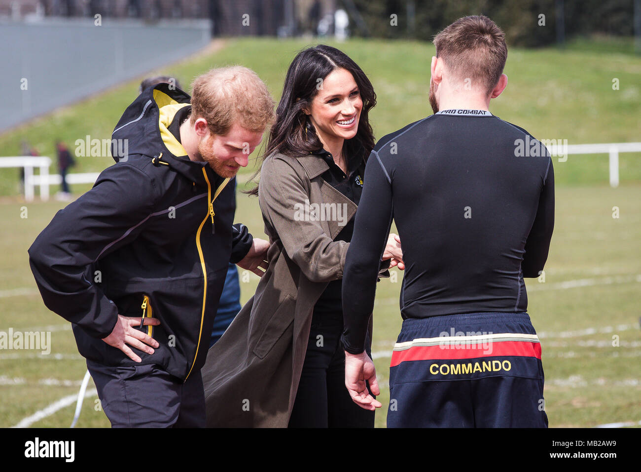Bath, Royaume-Uni. 06 avril 2018. Le prince Harry introduit Meghan Markle à l'ancien Royal Marine Andy Grant qui a remporté deux médailles d'Invictus Games 2014 Le couple a été assistant à l'Invictus Games procès tenus à l'Université de Bath Crédit : David Betteridge/Alamy Live News Banque D'Images