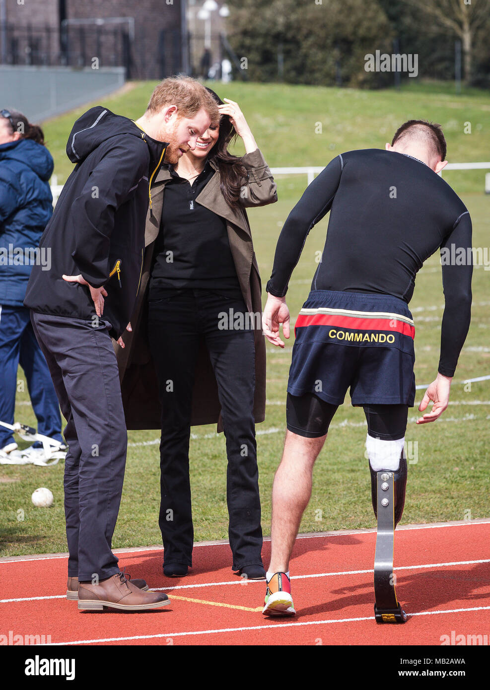 Bath, Royaume-Uni. 06 avril 2018. Le prince Harry introduit Meghan Markle à l'ancien Royal Marine Andy Grant qui a remporté deux médailles d'Invictus Games 2014 Le couple a été assistant à l'Invictus Games procès tenus à l'Université de Bath Crédit : David Betteridge/Alamy Live News Banque D'Images