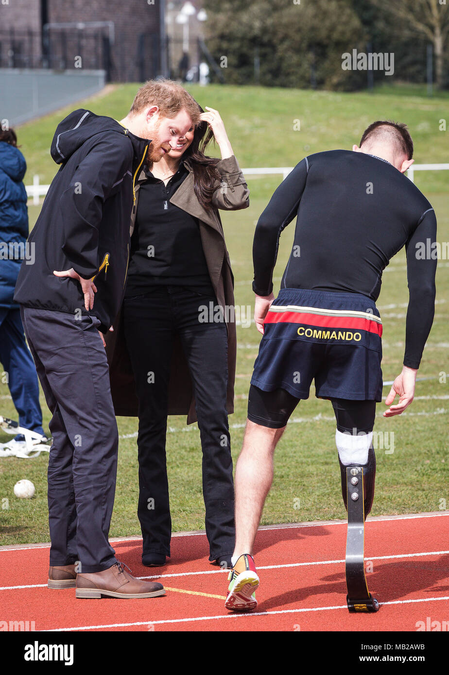 Bath, Royaume-Uni. 06 avril 2018. Le prince Harry introduit Meghan Markle à l'ancien Royal Marine Andy Grant qui a remporté deux médailles d'Invictus Games 2014 Le couple a été assistant à l'Invictus Games procès tenus à l'Université de Bath Crédit : David Betteridge/Alamy Live News Banque D'Images
