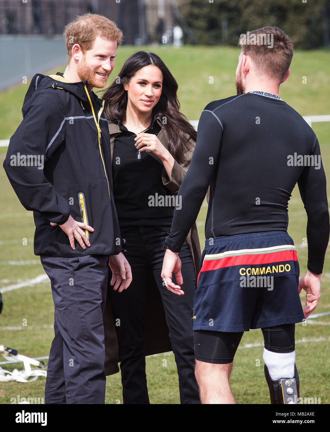 Bath, Royaume-Uni. 06 avril 2018. Le prince Harry introduit Meghan Markle à l'ancien Royal Marine Andy Grant qui a remporté deux médailles d'Invictus Games 2014 Le couple a été assistant à l'Invictus Games procès tenus à l'Université de Bath Crédit : David Betteridge/Alamy Live News Banque D'Images