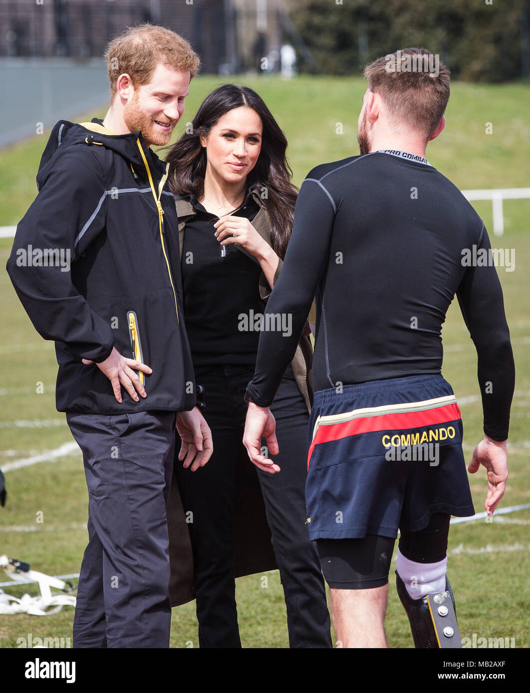 Bath, Royaume-Uni. 06 avril 2018. Le prince Harry introduit Meghan Markle à l'ancien Royal Marine Andy Grant qui a remporté deux médailles d'Invictus Games 2014 Le couple a été assistant à l'Invictus Games procès tenus à l'Université de Bath Crédit : David Betteridge/Alamy Live News Banque D'Images