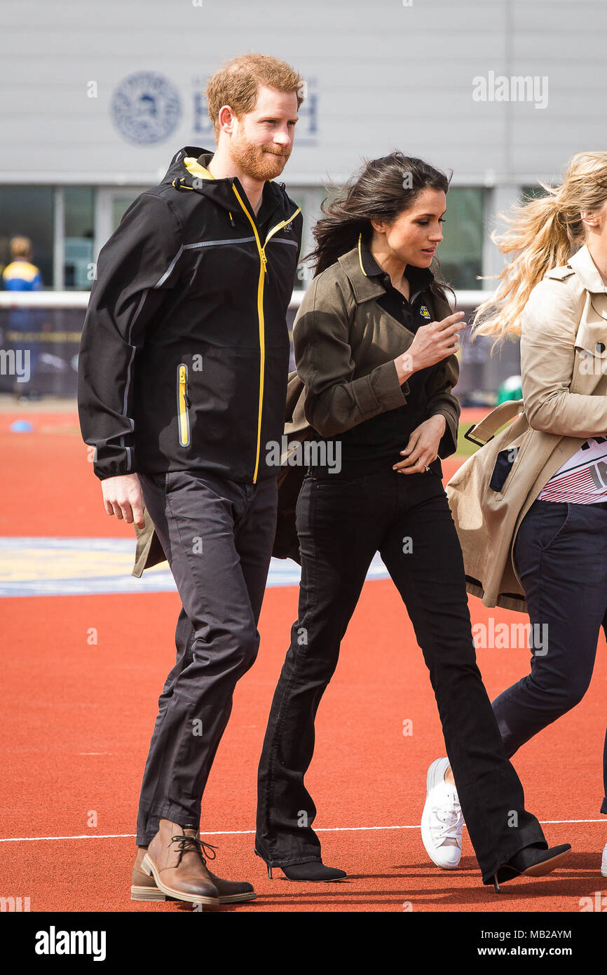 Bath, Royaume-Uni. 06 avril 2018. Le prince Harry et Meghan Markle à l'Université de Bath University Sports Training Village participant à l'équipe britannique pour les Jeux 2018 Invictus. Cette année, l'Invictus Jeux aura lieu à Sydney, en Australie en octobre 2018 Crédit : David Betteridge/Alamy Live News Banque D'Images