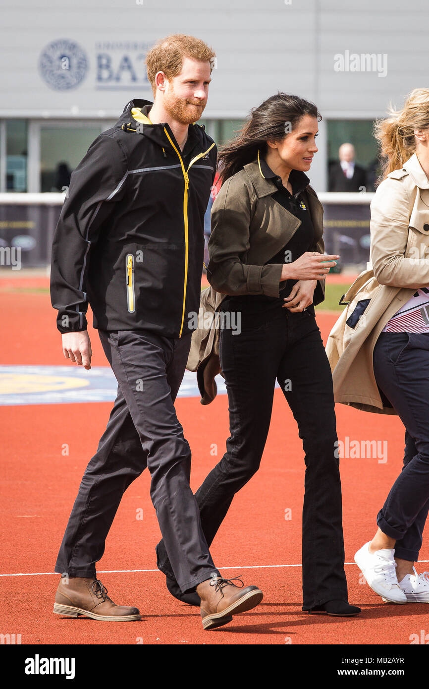 Bath, Royaume-Uni. 06 avril 2018. Le prince Harry et Meghan Markle à l'Université de Bath University Sports Training Village participant à l'équipe britannique pour les Jeux 2018 Invictus. Cette année, l'Invictus Jeux aura lieu à Sydney, en Australie en octobre 2018 Crédit : David Betteridge/Alamy Live News Banque D'Images