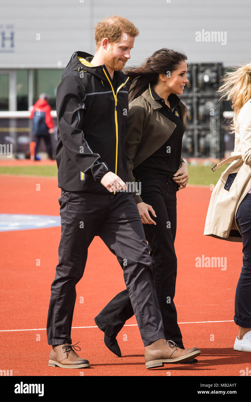 Bath, Royaume-Uni. 06 avril 2018. Le prince Harry et Meghan Markle à l'Université de Bath University Sports Training Village participant à l'équipe britannique pour les Jeux 2018 Invictus. Cette année, l'Invictus Jeux aura lieu à Sydney, en Australie en octobre 2018 Crédit : David Betteridge/Alamy Live News Banque D'Images