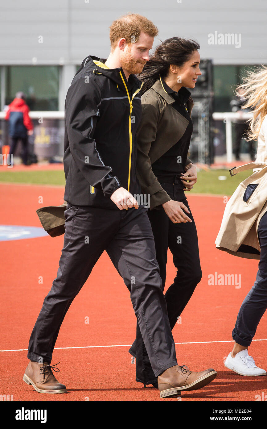 Bath, Royaume-Uni. 06 avril 2018. Le prince Harry et Meghan Markle à l'Université de Bath University Sports Training Village participant à l'équipe britannique pour les Jeux 2018 Invictus. Cette année, l'Invictus Jeux aura lieu à Sydney, en Australie en octobre 2018 Crédit : David Betteridge/Alamy Live News Banque D'Images