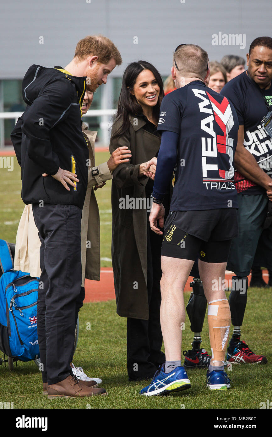 Bath, Royaume-Uni. 06 avril 2018. Le prince Harry et Meghan Markle à l'Université de Bath University Sports Training Village participant à l'équipe britannique pour les Jeux 2018 Invictus. Cette année, l'Invictus Jeux aura lieu à Sydney, en Australie en octobre 2018 Crédit : David Betteridge/Alamy Live News Banque D'Images