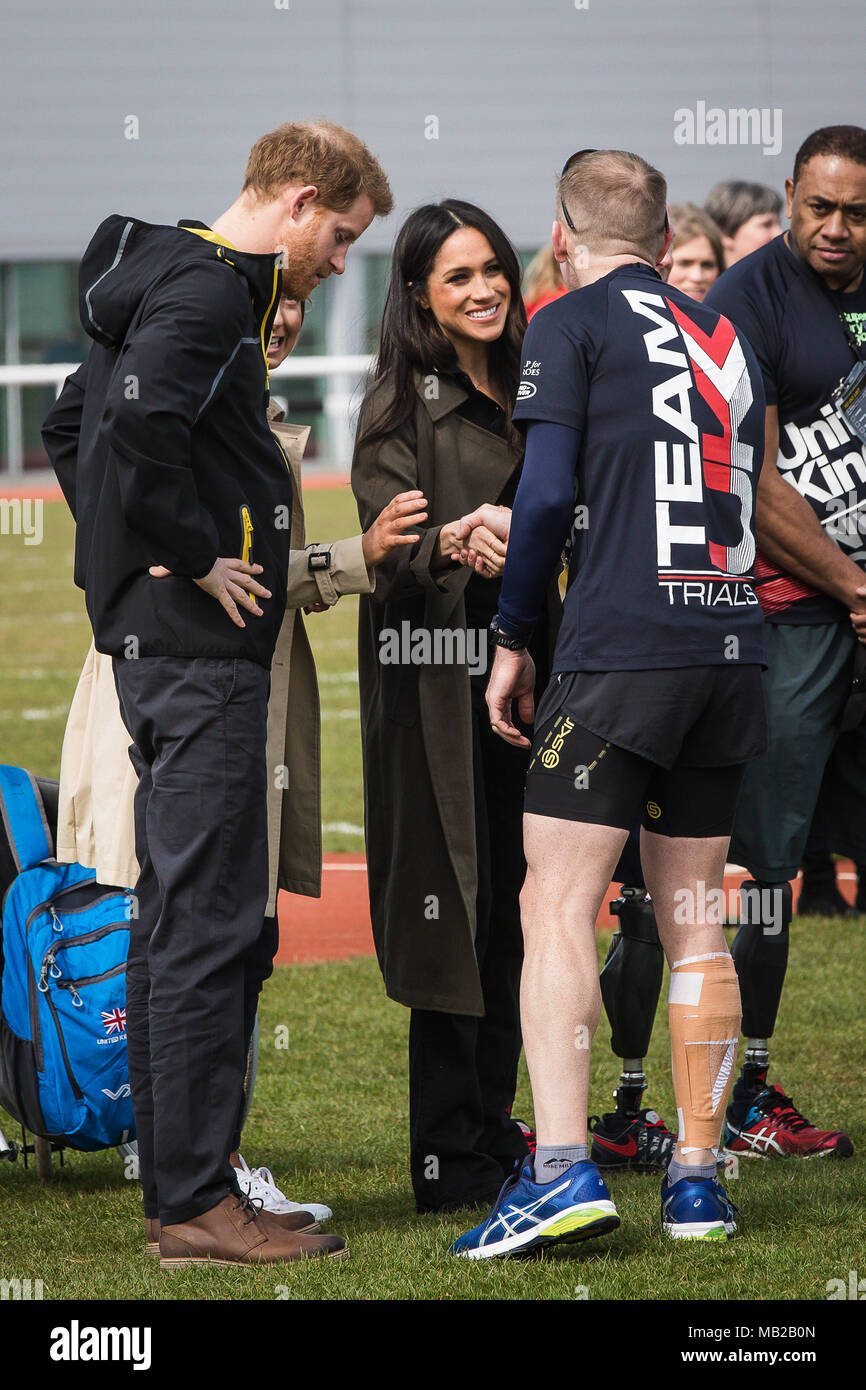 Bath, Royaume-Uni. 06 avril 2018. Le prince Harry et Meghan Markle à l'Université de Bath University Sports Training Village participant à l'équipe britannique pour les Jeux 2018 Invictus. Cette année, l'Invictus Jeux aura lieu à Sydney, en Australie en octobre 2018 Crédit : David Betteridge/Alamy Live News Banque D'Images