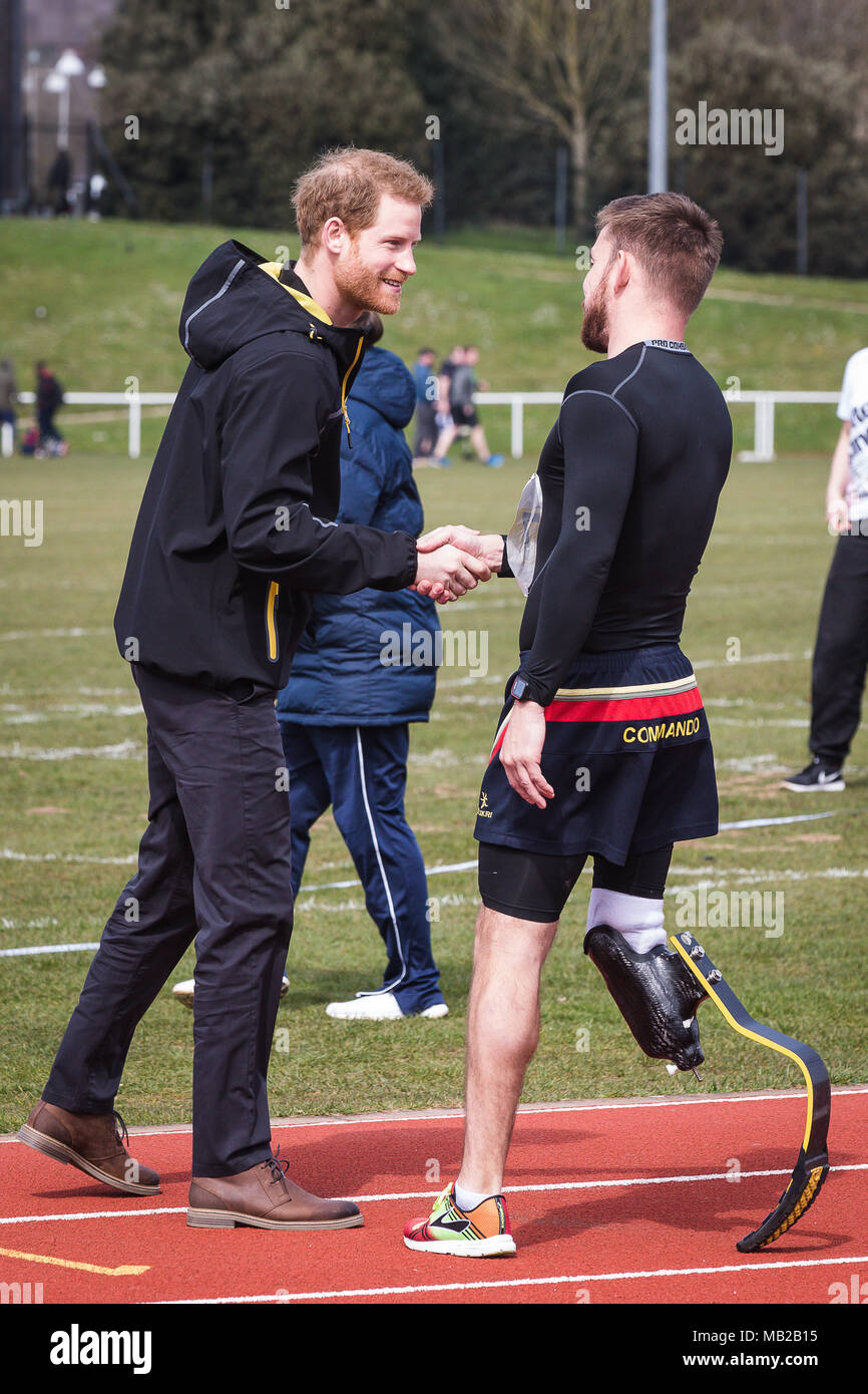 Bath, Royaume-Uni. 06 avril 2018. Le prince Harry et Meghan Markle à l'Université de Bath University Sports Training Village participant à l'équipe britannique pour les Jeux 2018 Invictus. Cette année, l'Invictus Jeux aura lieu à Sydney, en Australie en octobre 2018 Crédit : David Betteridge/Alamy Live News Banque D'Images