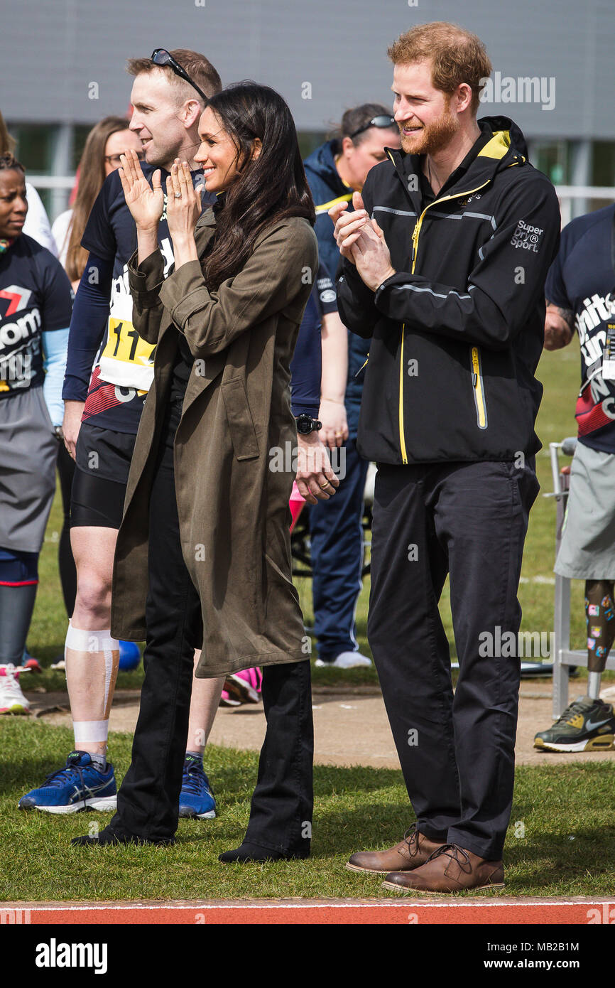 Bath, Royaume-Uni. 06 avril 2018. Le prince Harry et Meghan Markle à l'Université de Bath University Sports Training Village participant à l'équipe britannique pour les Jeux 2018 Invictus. Cette année, l'Invictus Jeux aura lieu à Sydney, en Australie en octobre 2018 Crédit : David Betteridge/Alamy Live News Banque D'Images