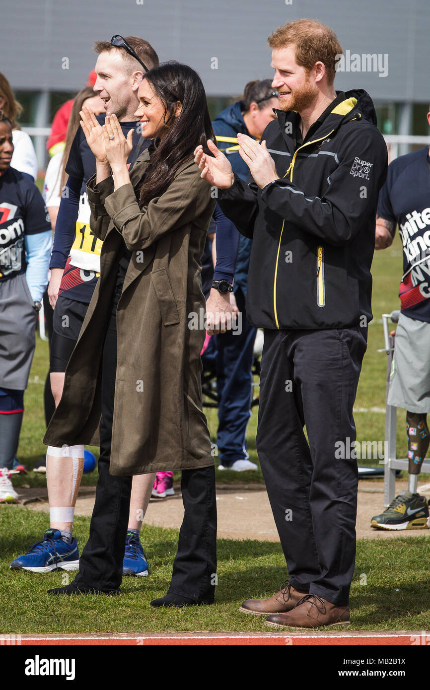 Bath, Royaume-Uni. 06 avril 2018. Le prince Harry et Meghan Markle à l'Université de Bath University Sports Training Village participant à l'équipe britannique pour les Jeux 2018 Invictus. Cette année, l'Invictus Jeux aura lieu à Sydney, en Australie en octobre 2018 Crédit : David Betteridge/Alamy Live News Banque D'Images