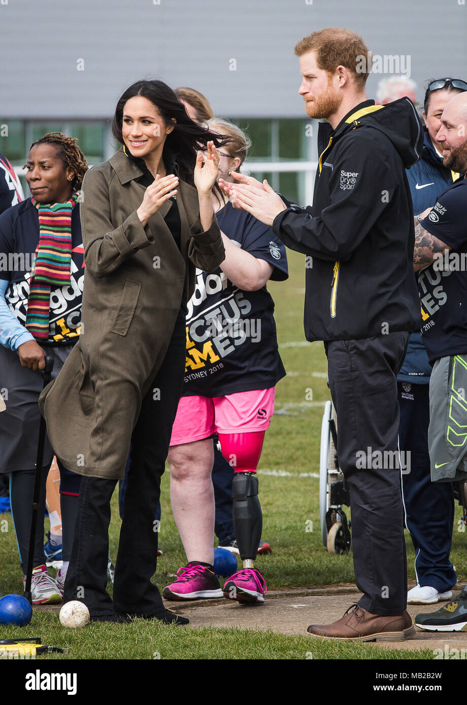 Bath, Royaume-Uni. 06 avril 2018. Le prince Harry et Meghan Markle à l'Université de Bath University Sports Training Village participant à l'équipe britannique pour les Jeux 2018 Invictus. Cette année, l'Invictus Jeux aura lieu à Sydney, en Australie en octobre 2018 Crédit : David Betteridge/Alamy Live News Banque D'Images