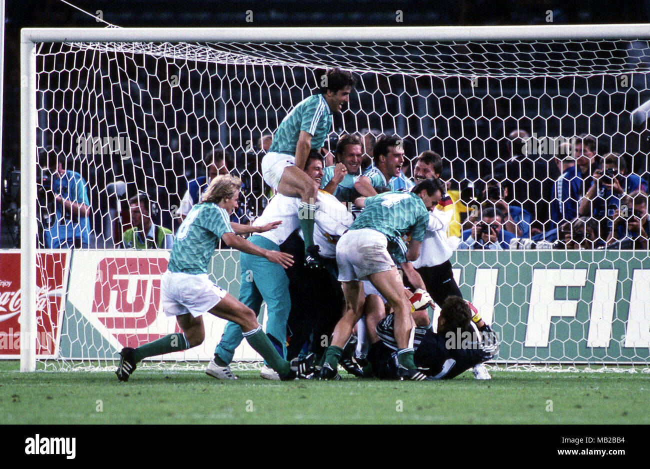 Coupe du Monde FIFA 1990 - Italia (Italie 1990) 4.7.1990, Stadio Delle Alpi, Turin, Italie. Demi-finale de l'Allemagne de l'Ouest v Angleterre. Joueurs allemands célèbrent la victoire sur les pénalités en empilant sur Bodo Illgner haut de gardien. Banque D'Images