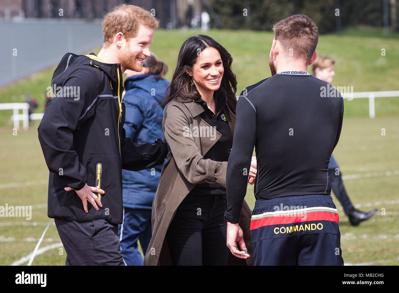 Bath, Royaume-Uni. 06 avril 2018. Le prince Harry introduit Meghan Markle à l'ancien Royal Marine Andy Grant qui a remporté deux médailles d'or à la 2014. Le couple s'étaient inscrits à l'Invictus Games procès tenus à l'Université de Bath Crédit : David Betteridge/Alamy Live News Banque D'Images