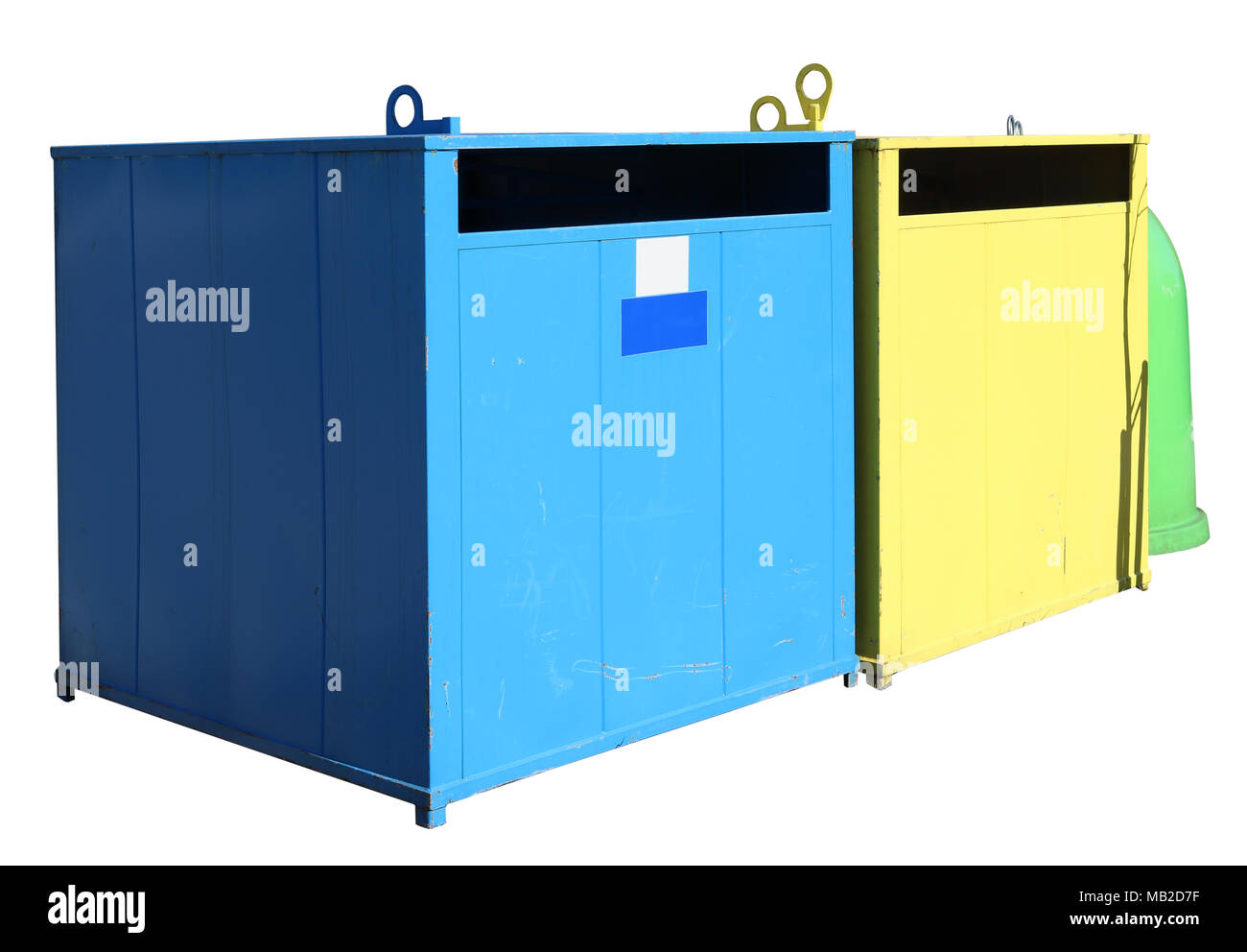 Nouveau rectangulaire bleu et jaune de récipients métalliques pour les déchets de plastique et de verre. Isolated on white outdoor journée ensoleillée shot Banque D'Images