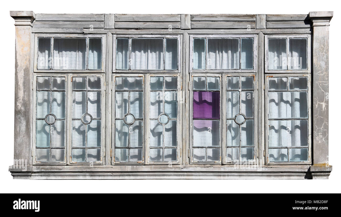 La fenêtre de l'ancien détruit vintage house se compose de cinquante-sept fragments de verre. Isolé sur blanc. Jour de printemps ensoleillé tourné en extérieur Banque D'Images