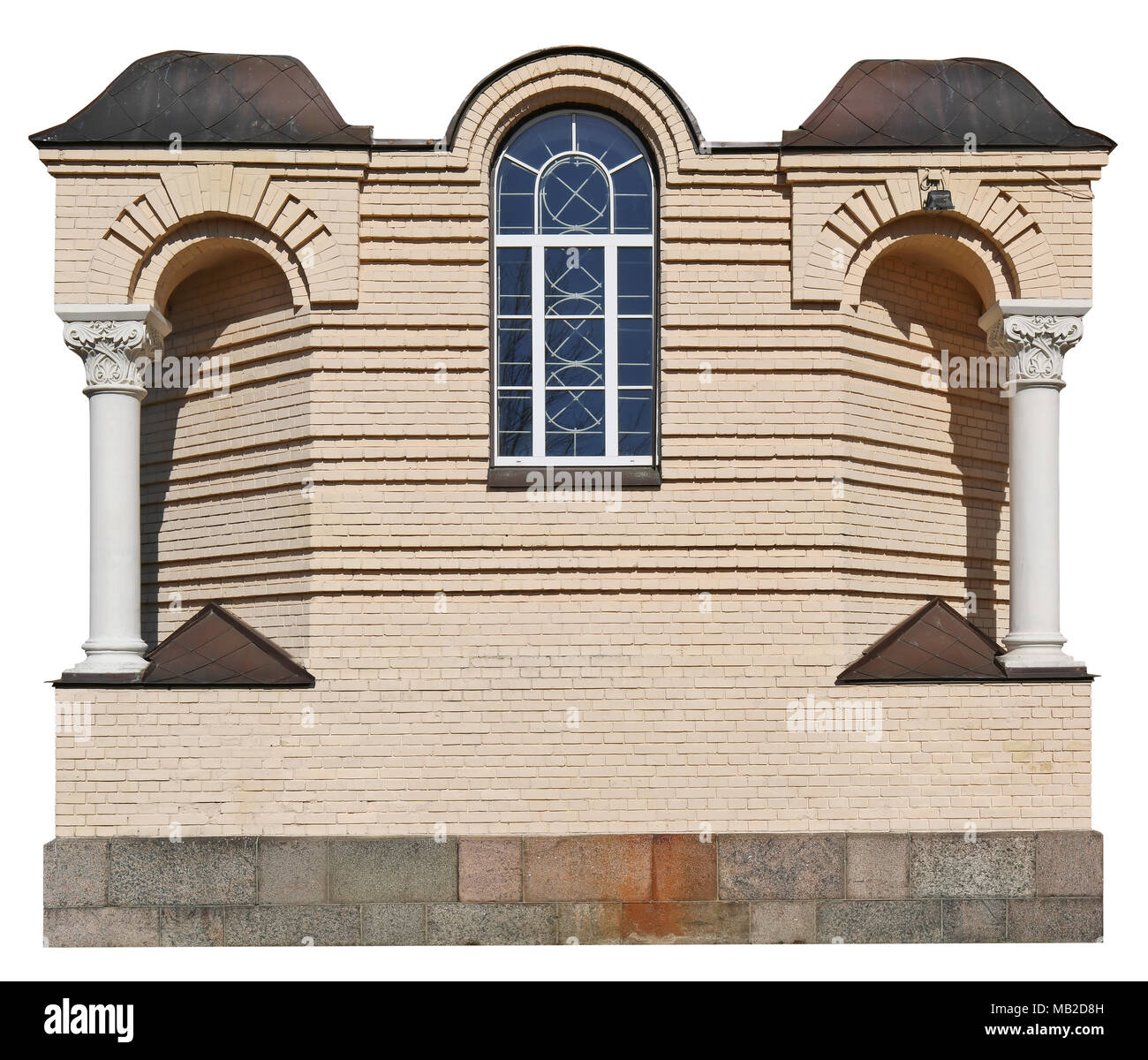 C'est la décoration de la fenêtre standard de la vieille église orthodoxe - un mur de brique jaune avec des colonnes de plâtre. Isolé avec patch journée ensoleillée ou Banque D'Images