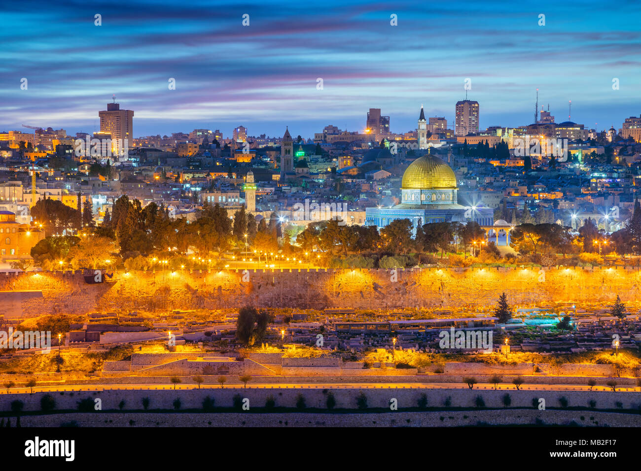 Vieille ville de Jérusalem. Cityscape image de Jérusalem, Israël avec dôme du Rocher au coucher du soleil. Banque D'Images