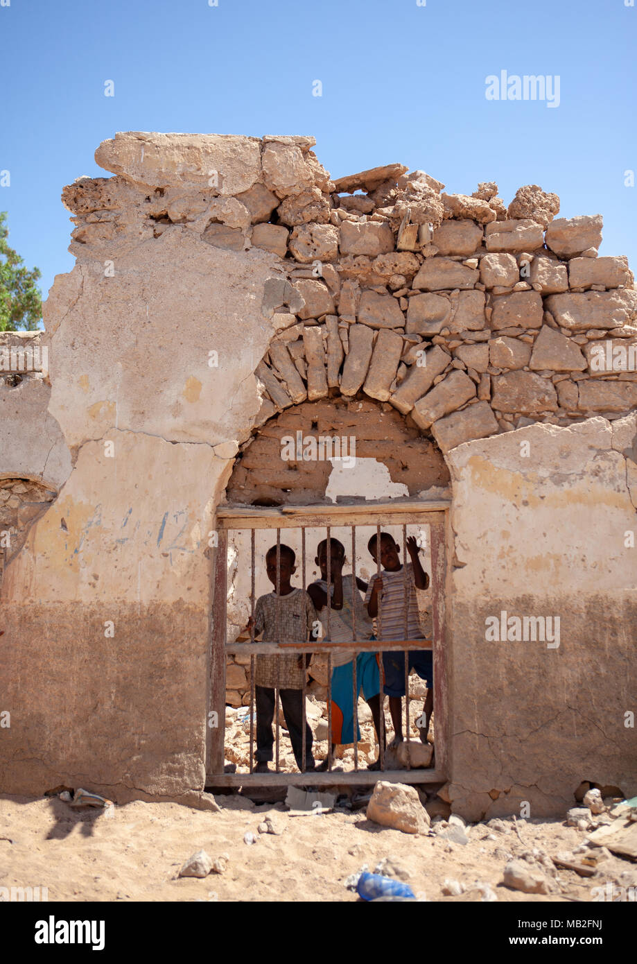 Trois garçons somaliens dans les ruines d'une ancienne maison Ottomane, province du nord-ouest, Berbera, Somalie Banque D'Images