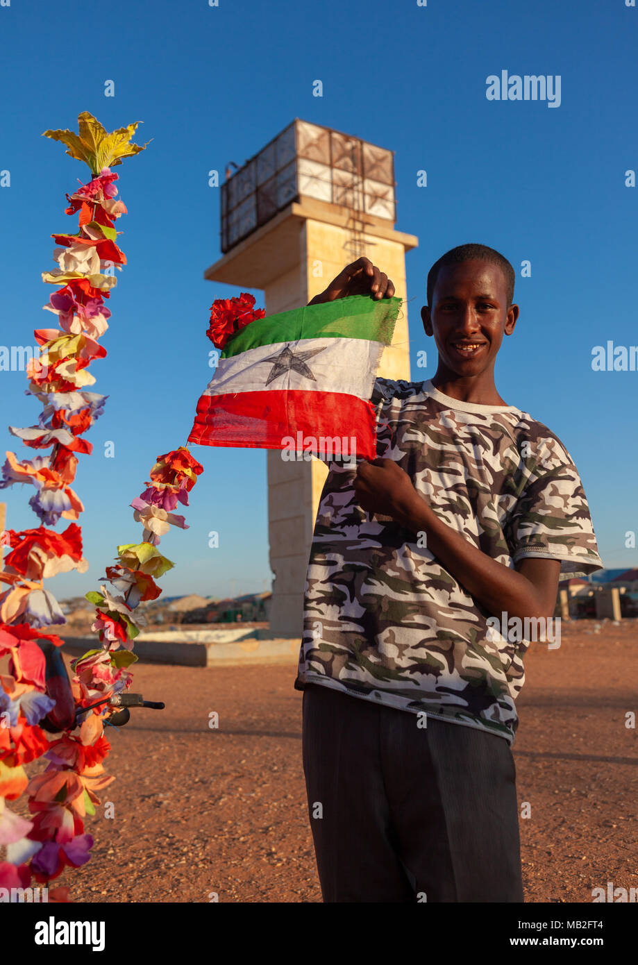 Portrait d'un adolescent avec un drapeau national, de la région de Togdheer, Burao, au Somaliland Banque D'Images