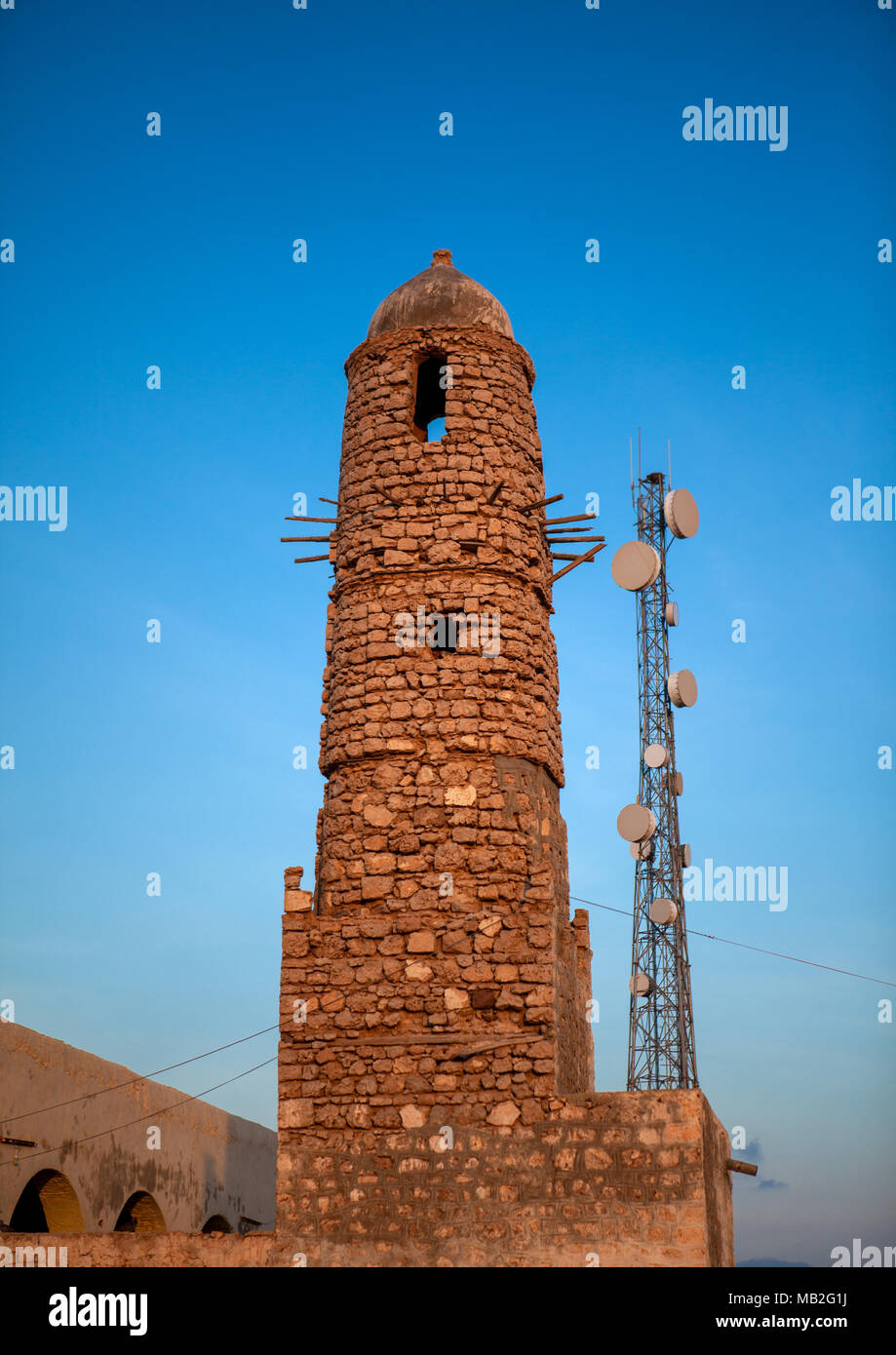 Vieille mosquée et les antennes de télécommunications, région d'Awdal, Zeila, le Somaliland Banque D'Images