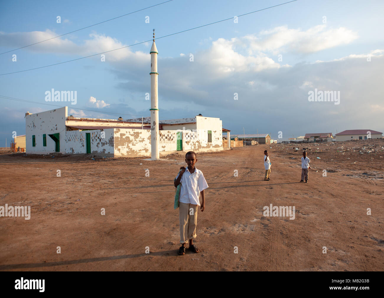 Les garçons somaliens devant une mosquée, région d'Awdal, Zeila, le Somaliland Banque D'Images