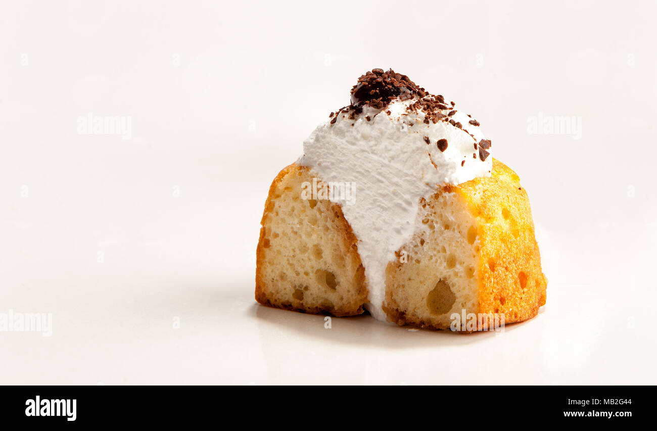 La moitié de gâteau avec la crème fouettée et de chocolat topping Banque D'Images