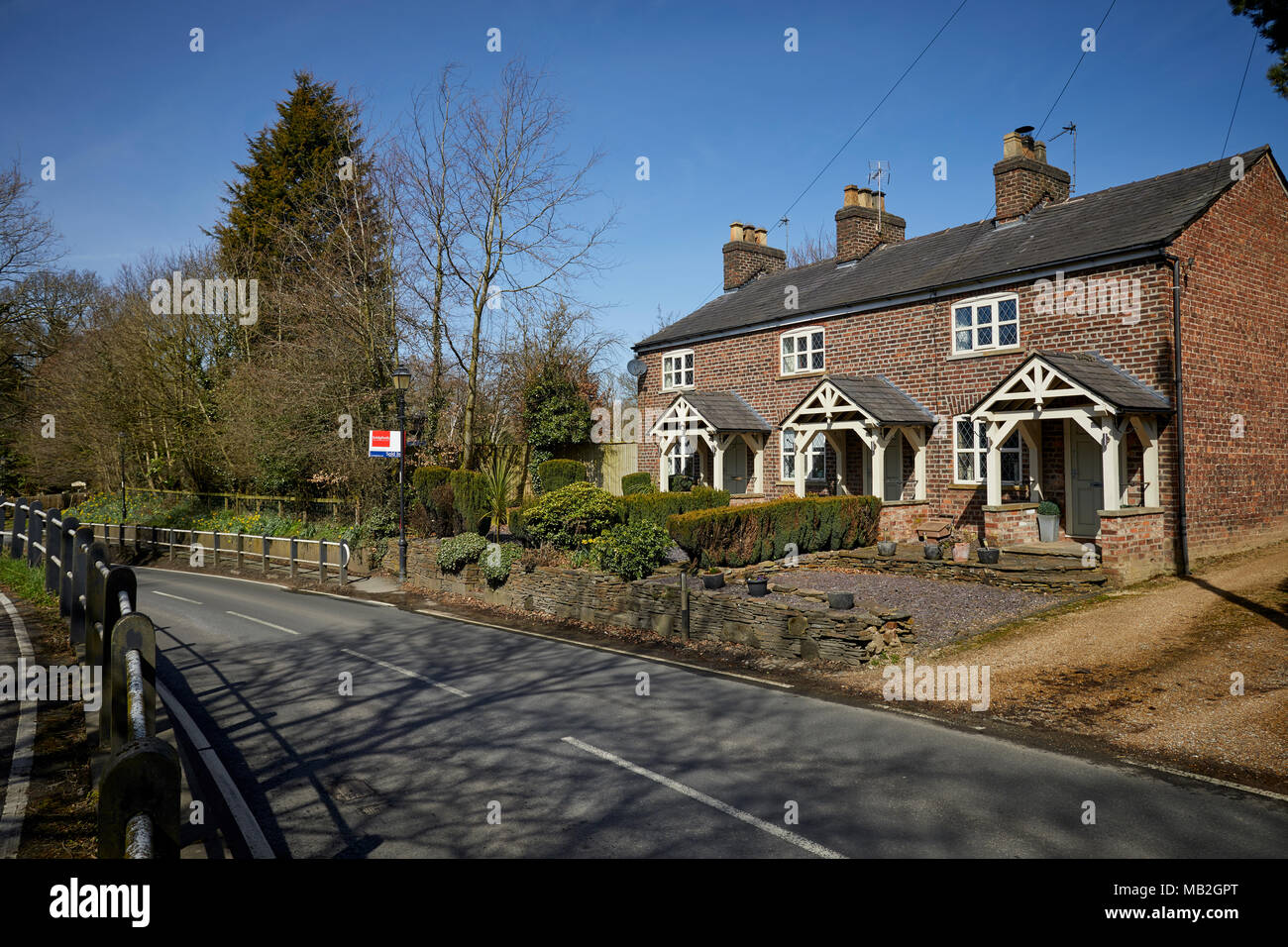 Construit en brique rouge assez Mobberley village cottages avec terrasse Banque D'Images