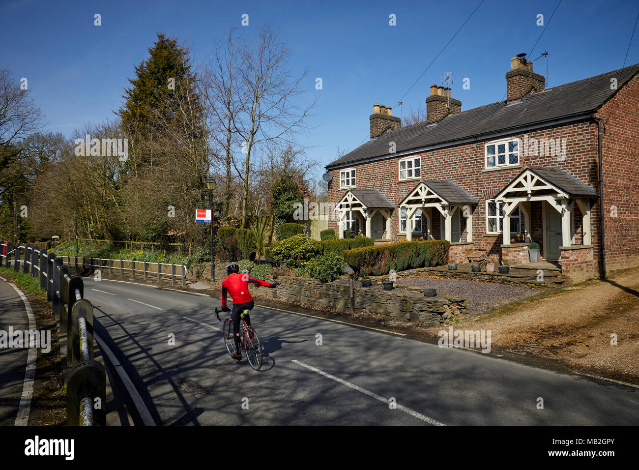 Construit en brique rouge assez Mobberley village cottages avec terrasse Banque D'Images