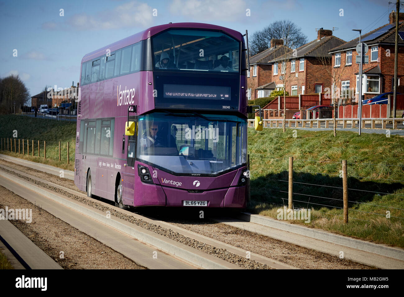 Violet, système de transport en commun rapide par autobus dans le Grand Manchester, Volvo B5LH double-decker hybride sur le Busway guidé Tyldesley Loopline ancienne ligne de chemin de fer Banque D'Images