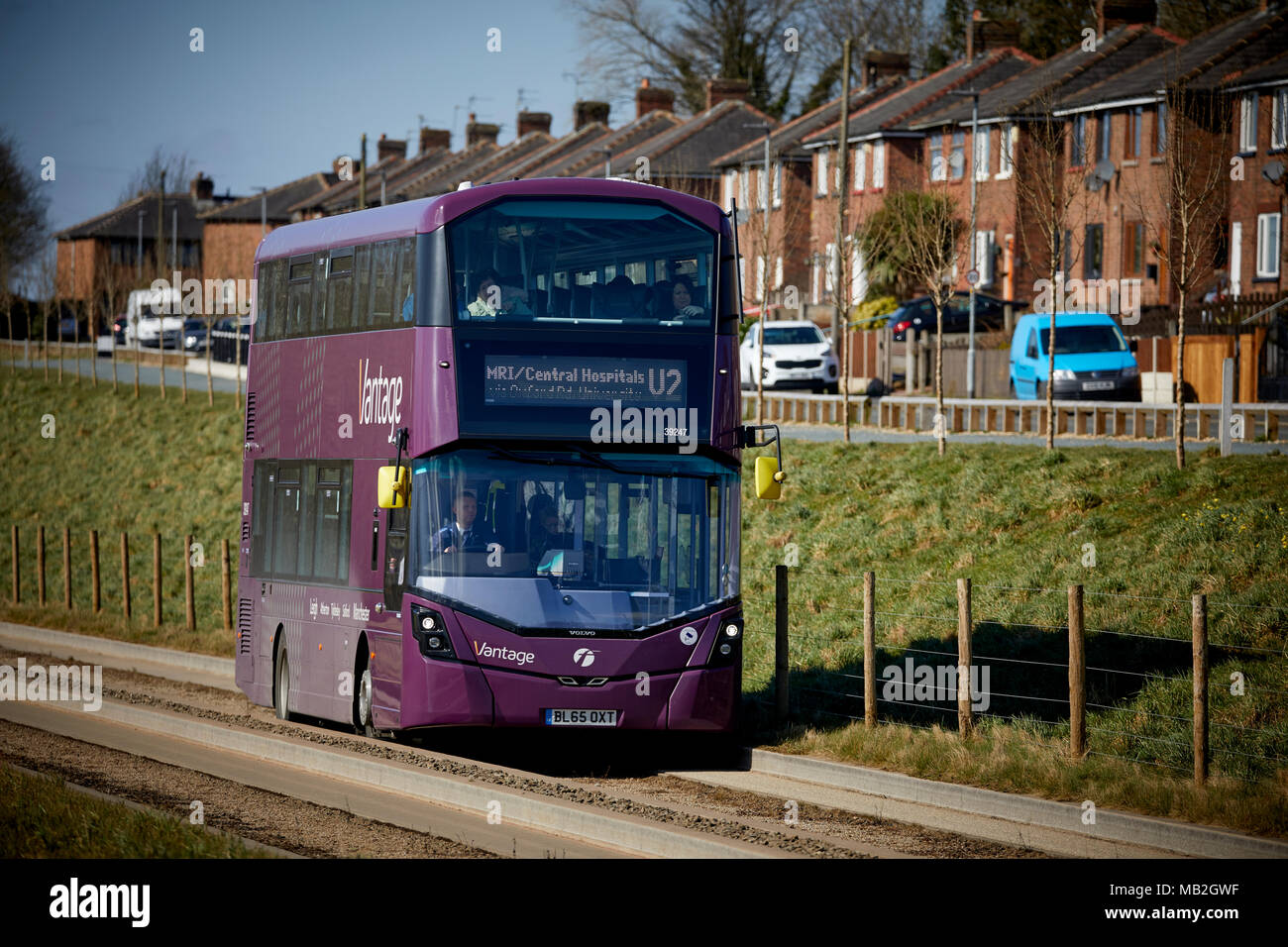 Violet, système de transport en commun rapide par autobus dans le Grand Manchester, Volvo B5LH double-decker hybride sur le Busway guidé Tyldesley Loopline ancienne ligne de chemin de fer Banque D'Images