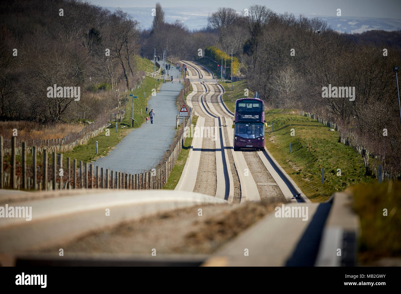 Violet, système de transport en commun rapide par autobus dans le Grand Manchester, Volvo B5LH double-decker hybride sur le Busway guidé Tyldesley Loopline ancienne ligne de chemin de fer Banque D'Images
