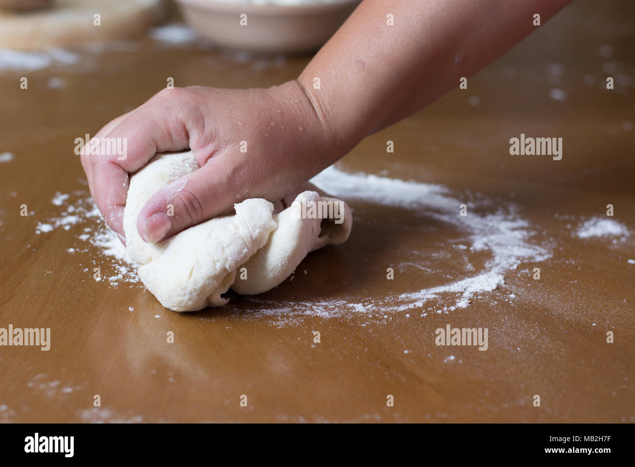 Fabrication de Tarte au fromage fait maison ou d'autres types de pâtisseries ou de sucreries apéritif sur un support plateau. Banque D'Images