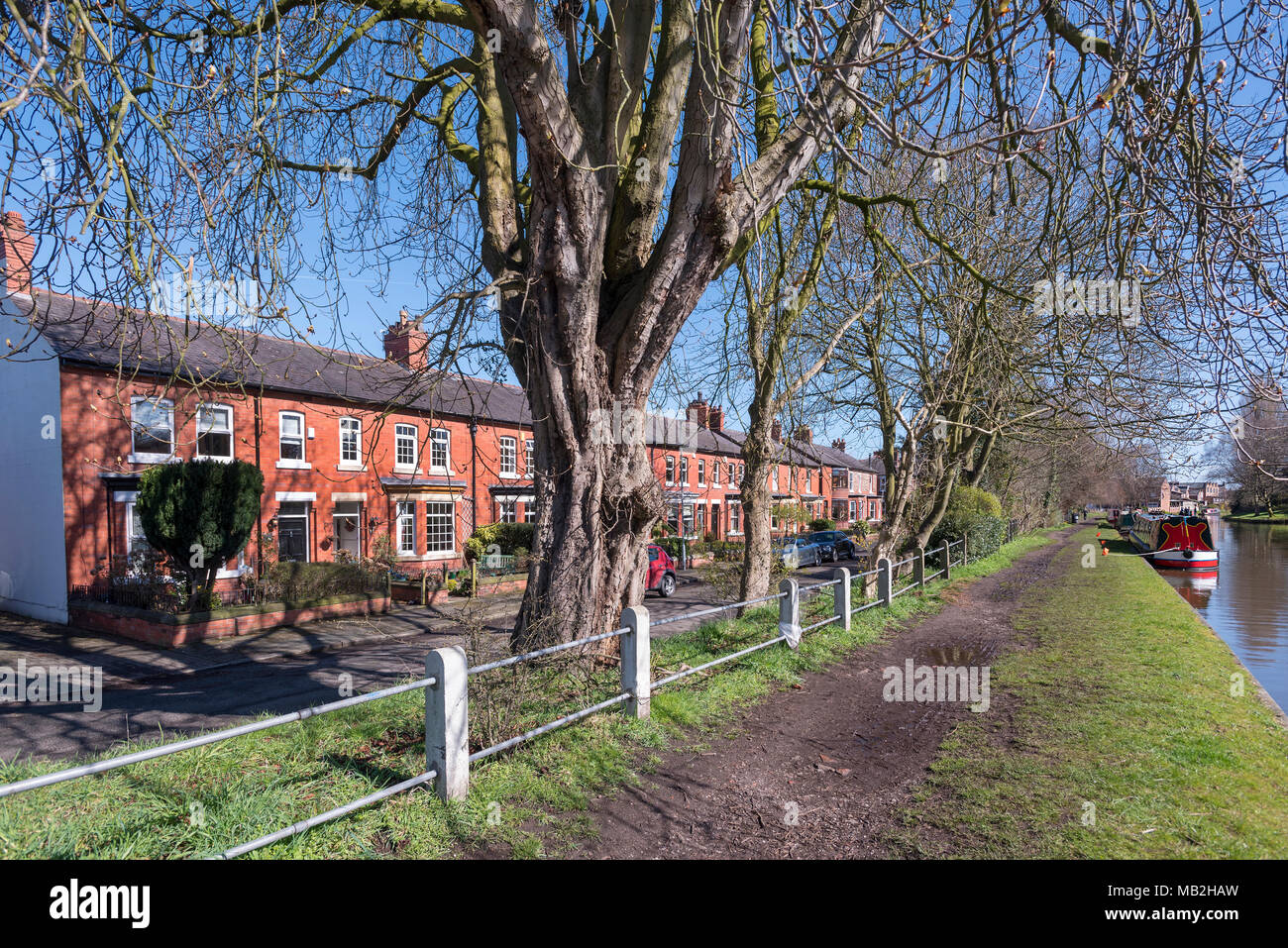 Halage du canal urbain scenet sur canal de Bridgewater à Stockton Heath. Warrington avec rangée de maisons mitoyennes Banque D'Images