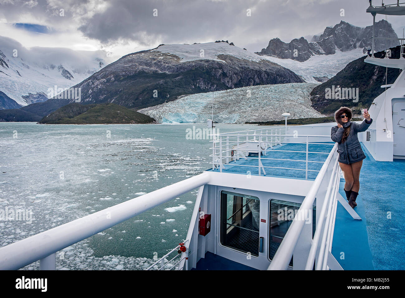 Femme, Tourisme,, Pia selfies Fjord et Glacier Pia de Ventus, des navires de croisière dans le canal de Beagle (nord-ouest), PN Alberto de Agostini, Tierra del Fue Banque D'Images