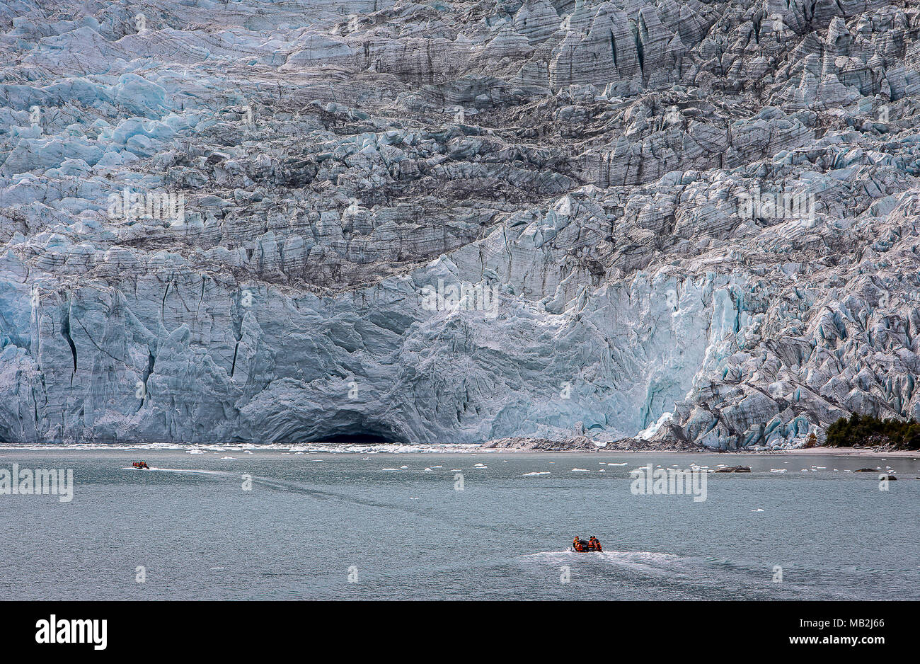 Explorers ride Zodiac pour débarquer et explorer le Glacier Pía et Pía bay, dans le canal de Beagle (nord-ouest), PN Alberto de Agostini, Tierra del Fuego Banque D'Images