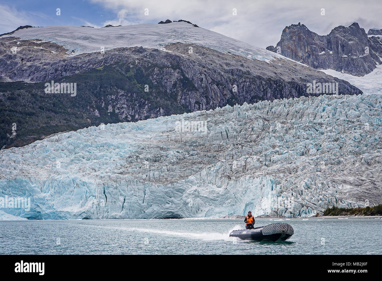Explorer ride zodiac pour explorer et Glacier Pía Pía bay, dans le canal de Beagle (nord-ouest), PN Alberto de Agostini, la Terre de Feu, Patagonie, Ch Banque D'Images