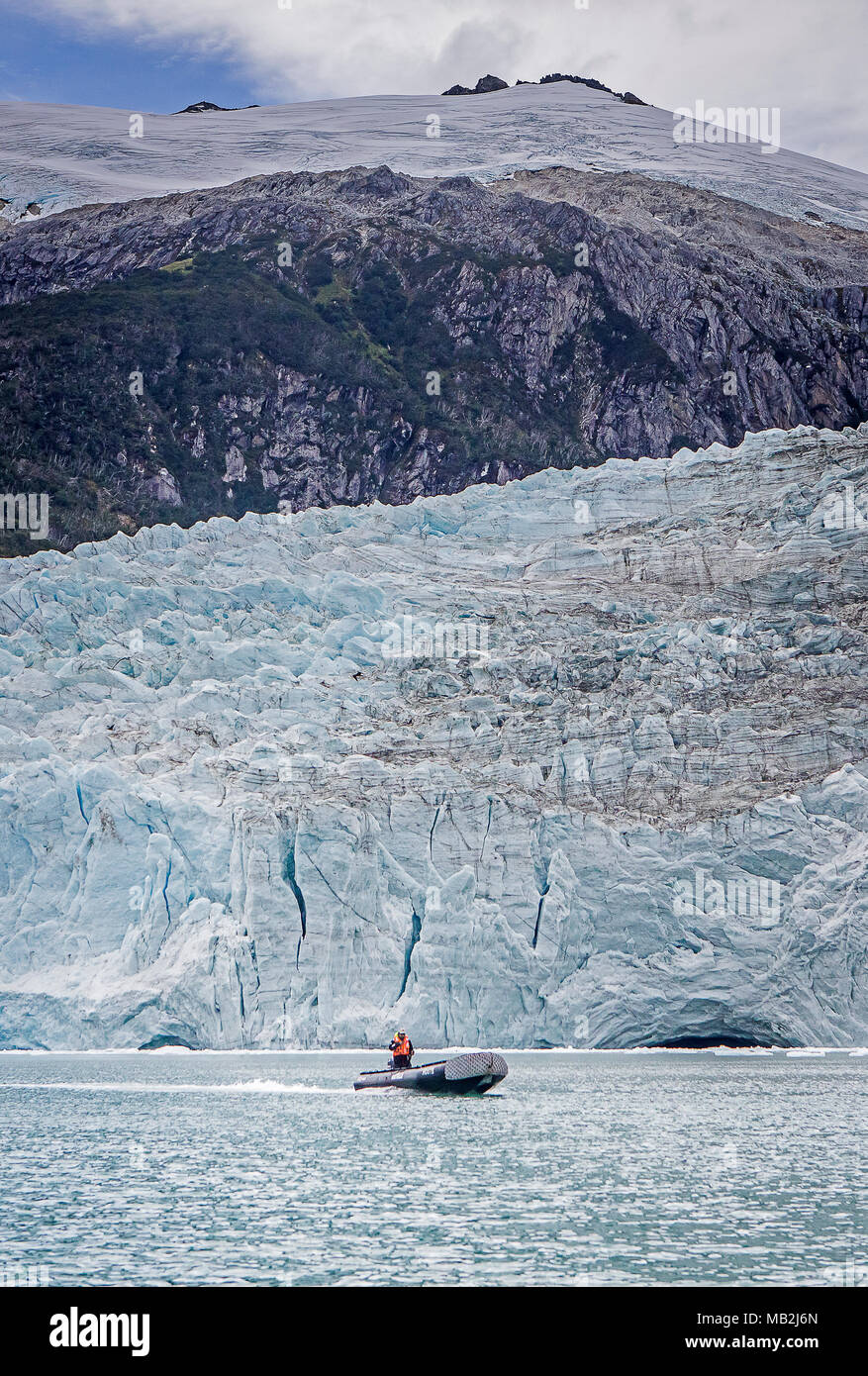 Explorer ride zodiac pour explorer et Glacier Pía Pía bay, dans le canal de Beagle (nord-ouest), PN Alberto de Agostini, la Terre de Feu, Patagonie, Ch Banque D'Images