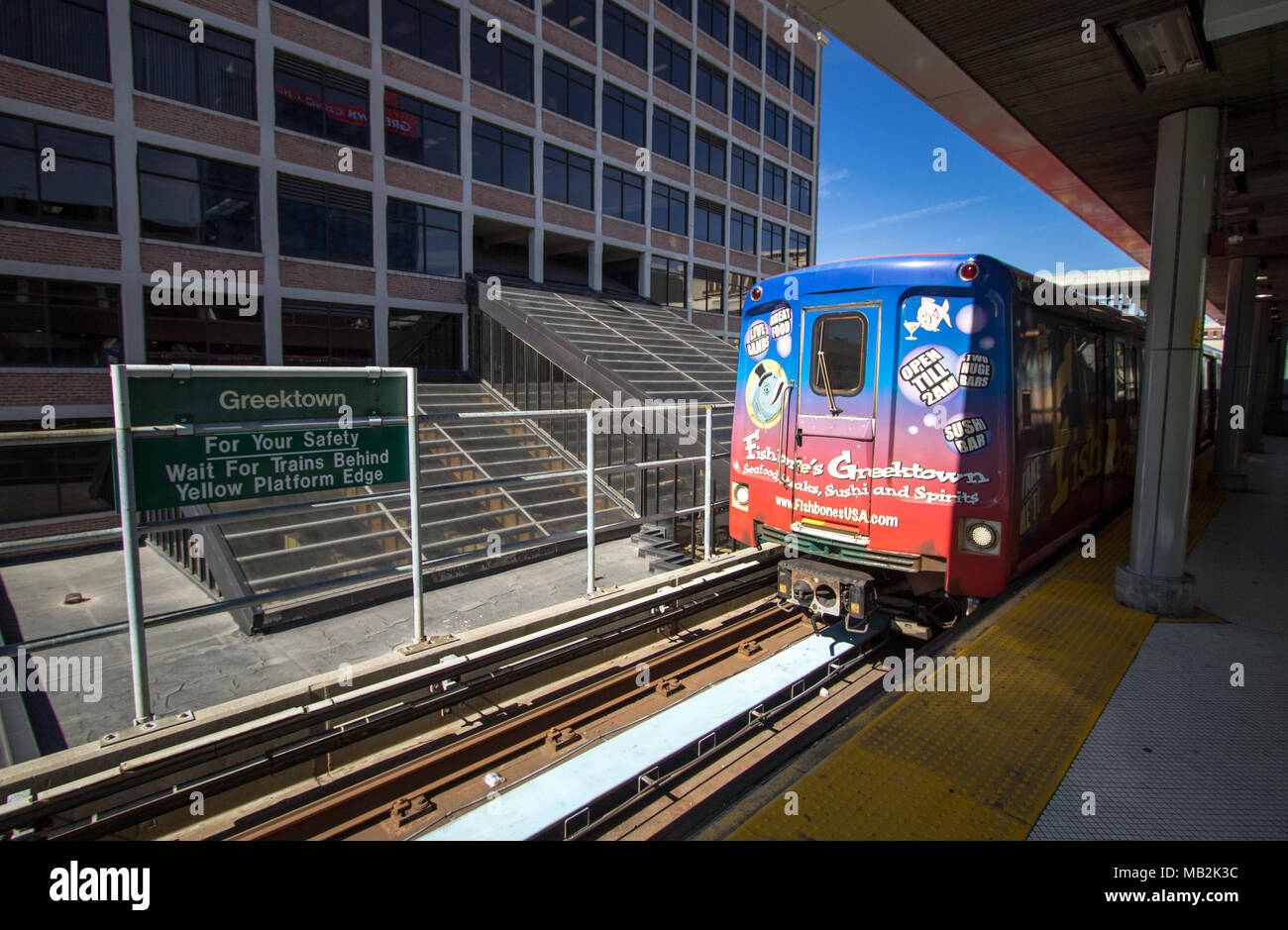 Detroit, Michigan, USA - Le 28 mars 2018 : Le Detroit People Mover entre dans le système de transport public de la gare au centre-ville de Bricktown Detroit Michigan. Banque D'Images