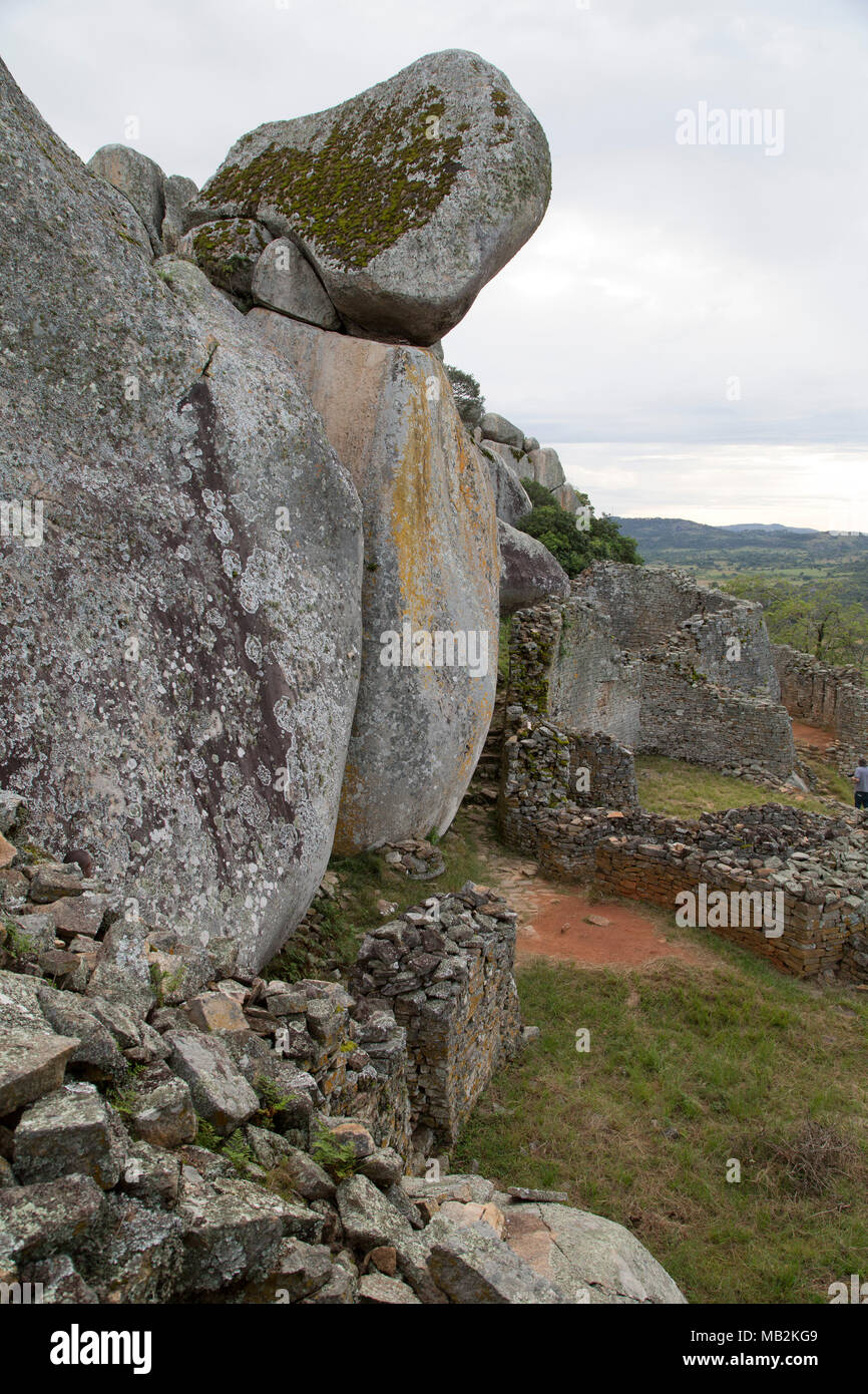 Les murs et les rochers à proximité de Grand Zimbabwe Masvingo au Zimbabwe. Les ruines de la maçonnerie bâtiments ont été la capitale du Royaume du Zimbabwe au cours de t Banque D'Images