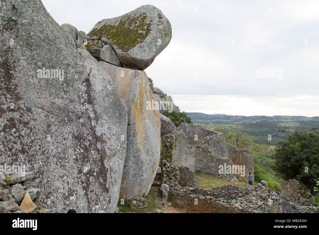 Les murs et les rochers à proximité de Grand Zimbabwe Masvingo au Zimbabwe. Les ruines de la maçonnerie bâtiments ont été la capitale du Royaume du Zimbabwe au cours de t Banque D'Images