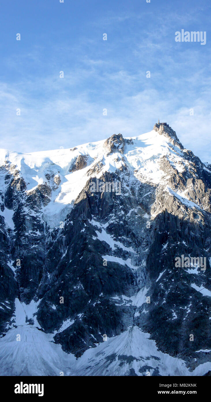 Vue verticale de la face nord de l'Aiguille du Midi avec ses nombreux itinéraires ascension Banque D'Images