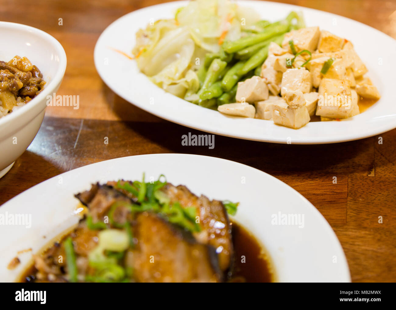 Aliments traditionnels taiwanais, côtelettes de porc, du riz et du tofu Banque D'Images
