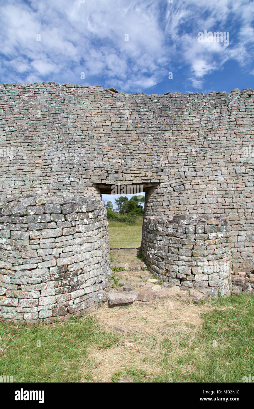 Porte dans un mur de la Grande Enceinte de près de Grand Zimbabwe Masvingo au Zimbabwe. Les ruines de la maçonnerie bâtiments ont été la capitale de l'Kingdo Banque D'Images
