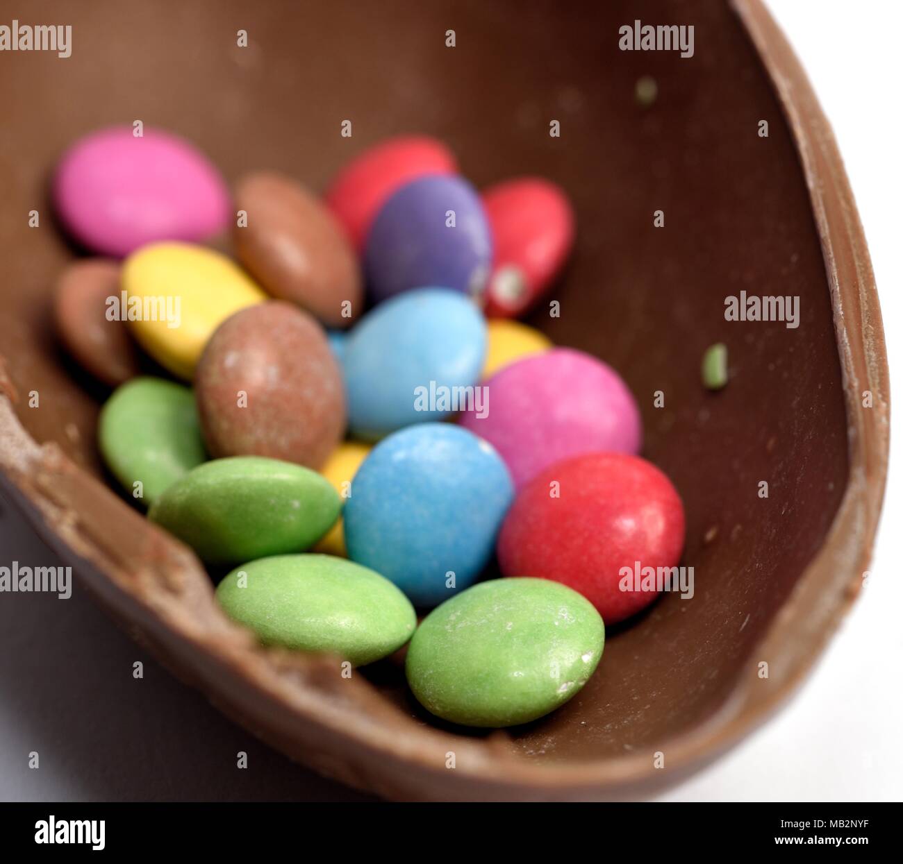 Smarties à l'intérieur d'un oeuf de pâques en chocolat Banque D'Images