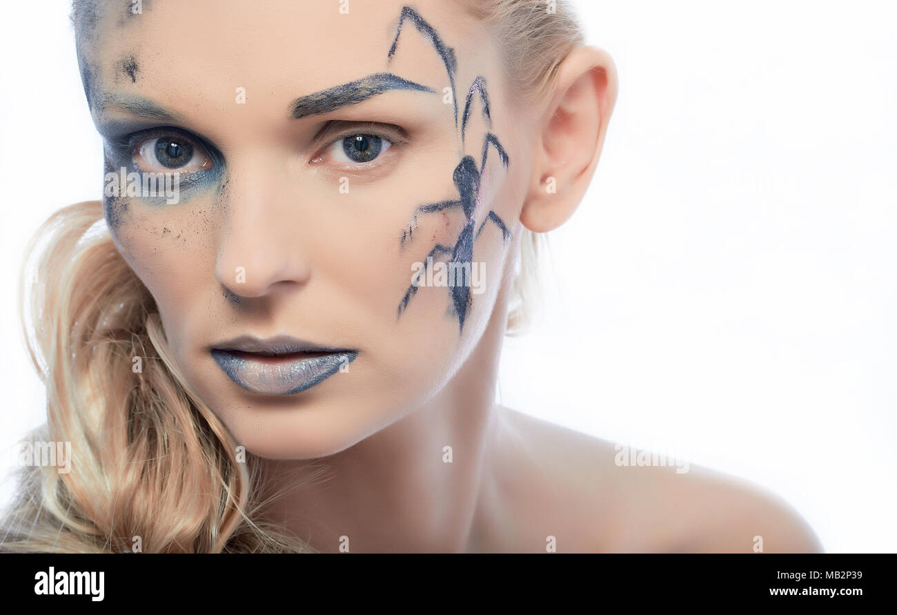 Portrait d'une fille sur la face de laquelle est appliqué le maquillage artistique. Banque D'Images
