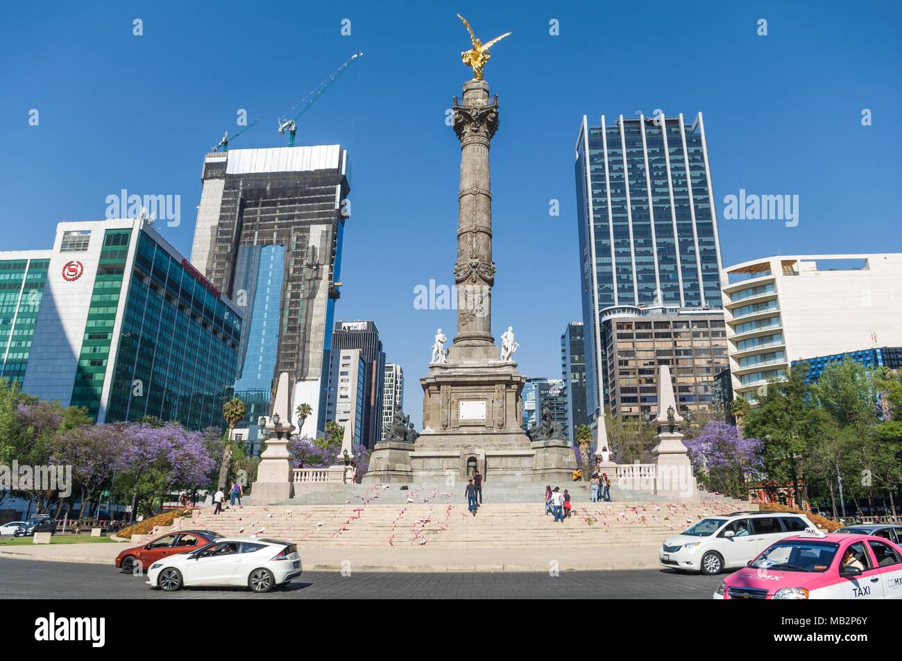 Croix de bois en rose comme une protestation contre l'insécurité et les féminicides au Mexique, placé sur l'Avenue Reforma, à Mexico. Banque D'Images