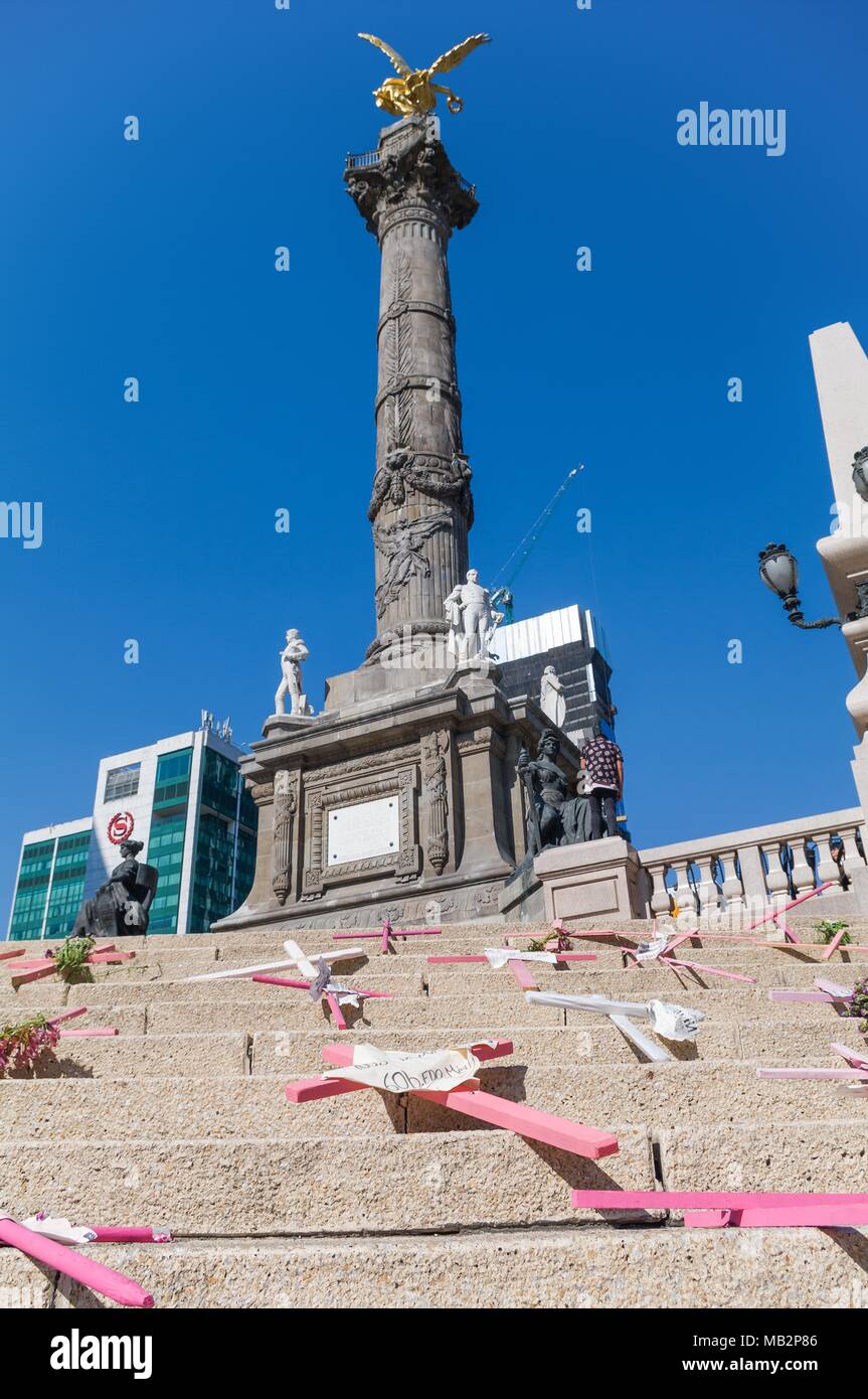 Croix de bois en rose comme une protestation contre l'insécurité et les féminicides au Mexique, placé sur l'Avenue Reforma, à Mexico. Banque D'Images