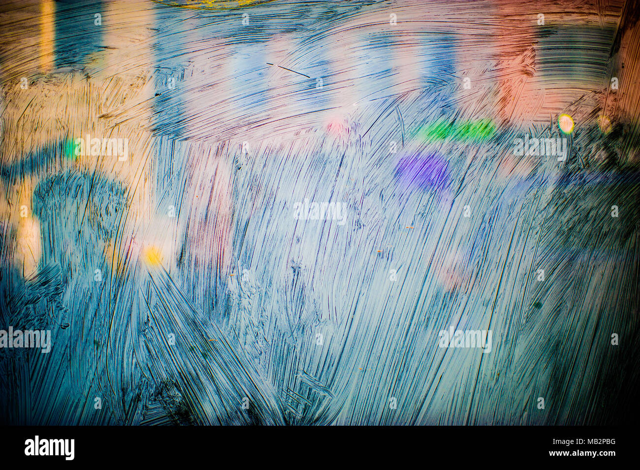 Couvre une fenêtre de savon en cours de nettoyage à Greenpoint, Brooklyn, New York, mars 2013. Banque D'Images