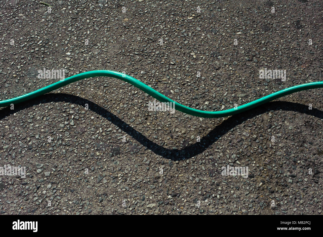 Un flexible vert sur le trottoir à New York, juillet 2013. Banque D'Images